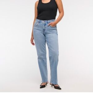 Abercrombie Mid Rise 90s Straight Jean size 6s/28
Curve Love